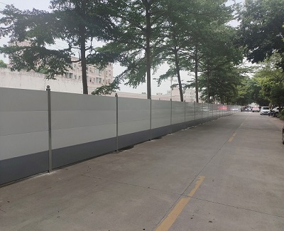 深圳市坪山區道路擴建—鋼結構圍擋安裝工程在進行