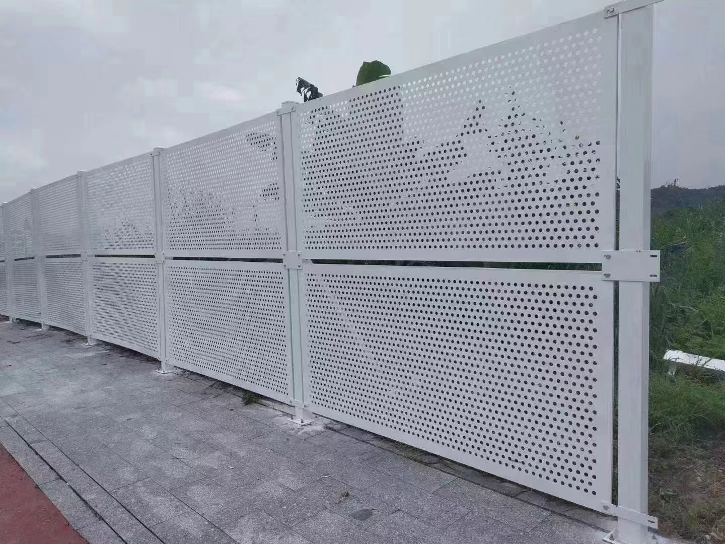 PVC工地圍擋耐用性探析：抗候、抗沖擊、抗化學(xué)品等優(yōu)勢【旭東鋼構(gòu)圍擋】